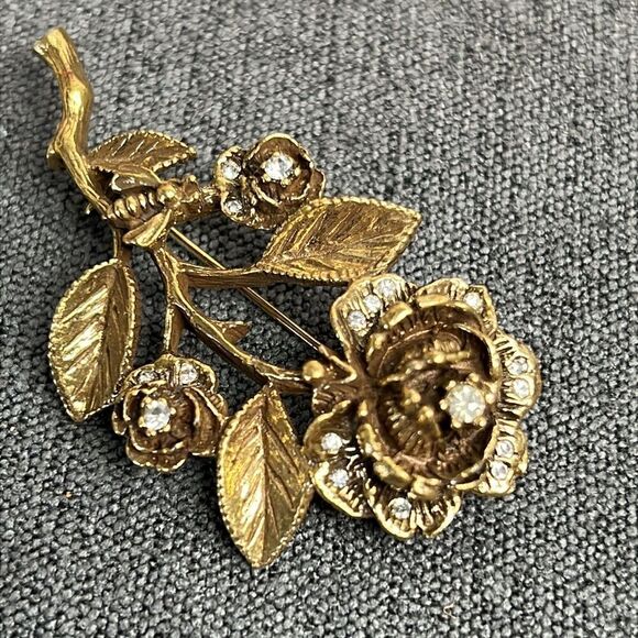 Gorgeous Set of Signed Goldette Brooch and Earrings Antique Gold - Picture 4 of 8